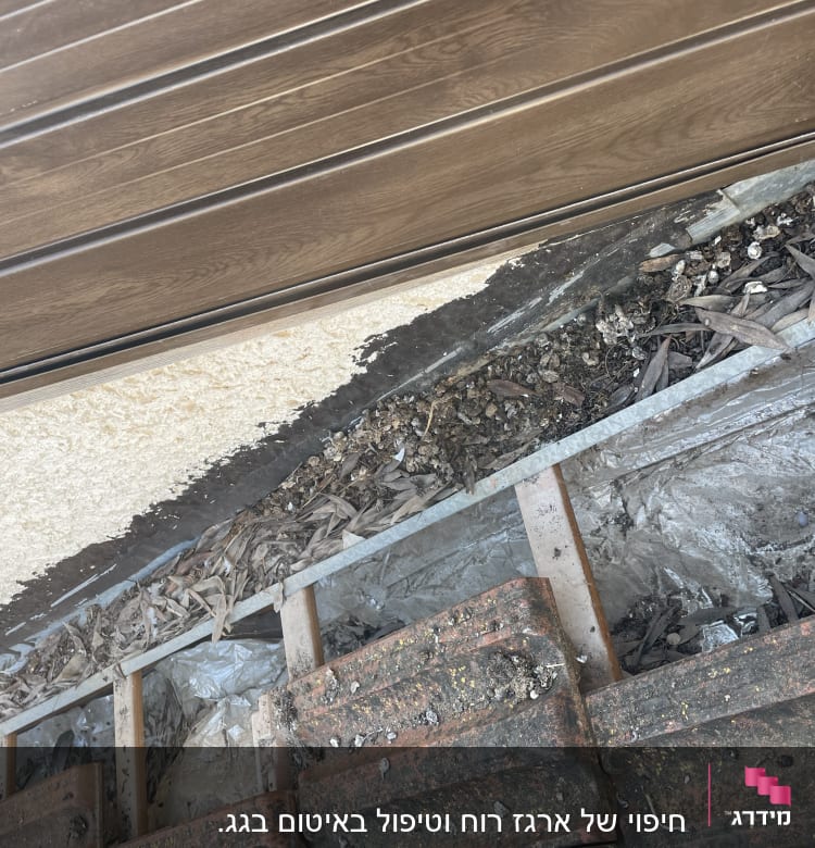 גג עם עלים יבשים, רעפים וחיפוי עץ